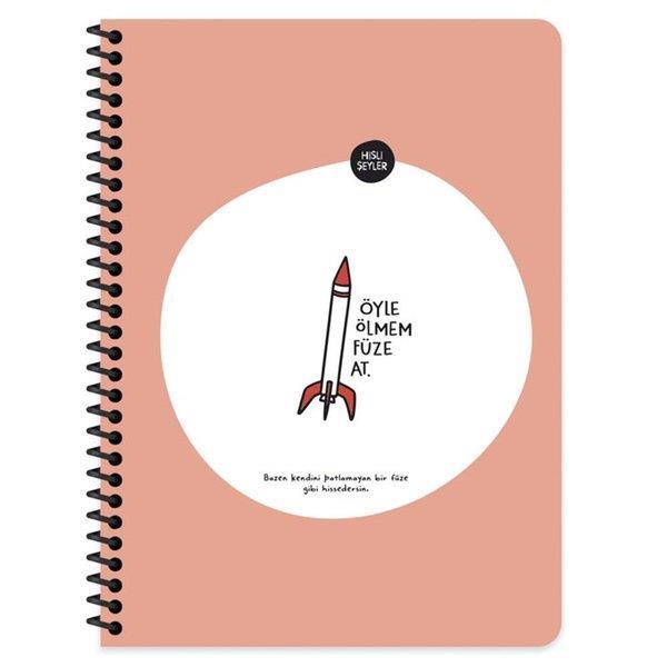 Hisli Şeyler Spiralli Defter 18.5x25 80 Yaprak Kareli Stickerli Plastik Kapak Öyle Ölmem Füze At 500583