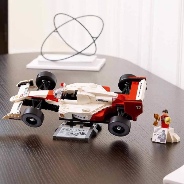 LEGO® Icons McLaren MP4/4 ve Ayrton Senna 10330