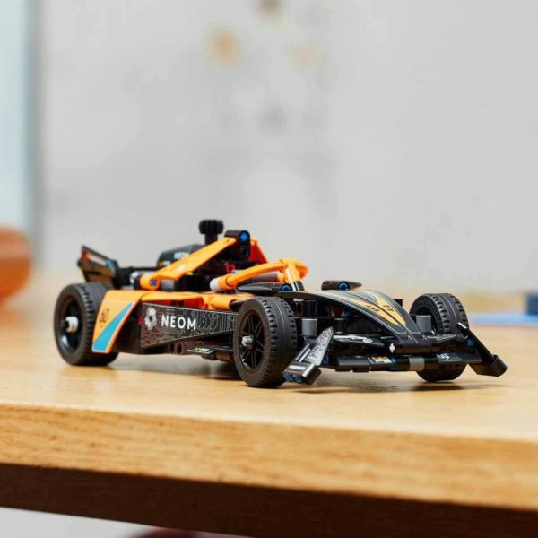LEGO® Technic NEOM McLaren Formula E Yarış Arabası 42169